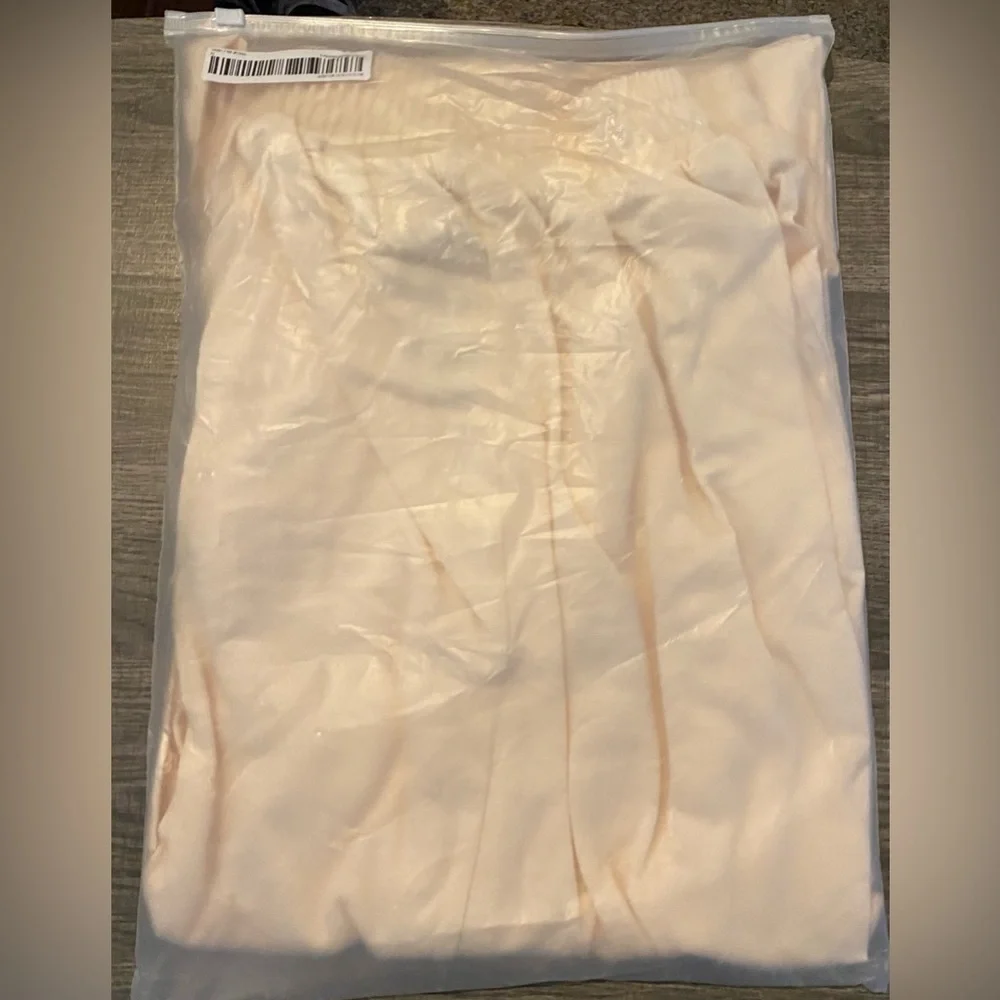 NEW - Solid Trousers with elastic waist, pleated and flared bottom. NWOT - Picture 3 of 6